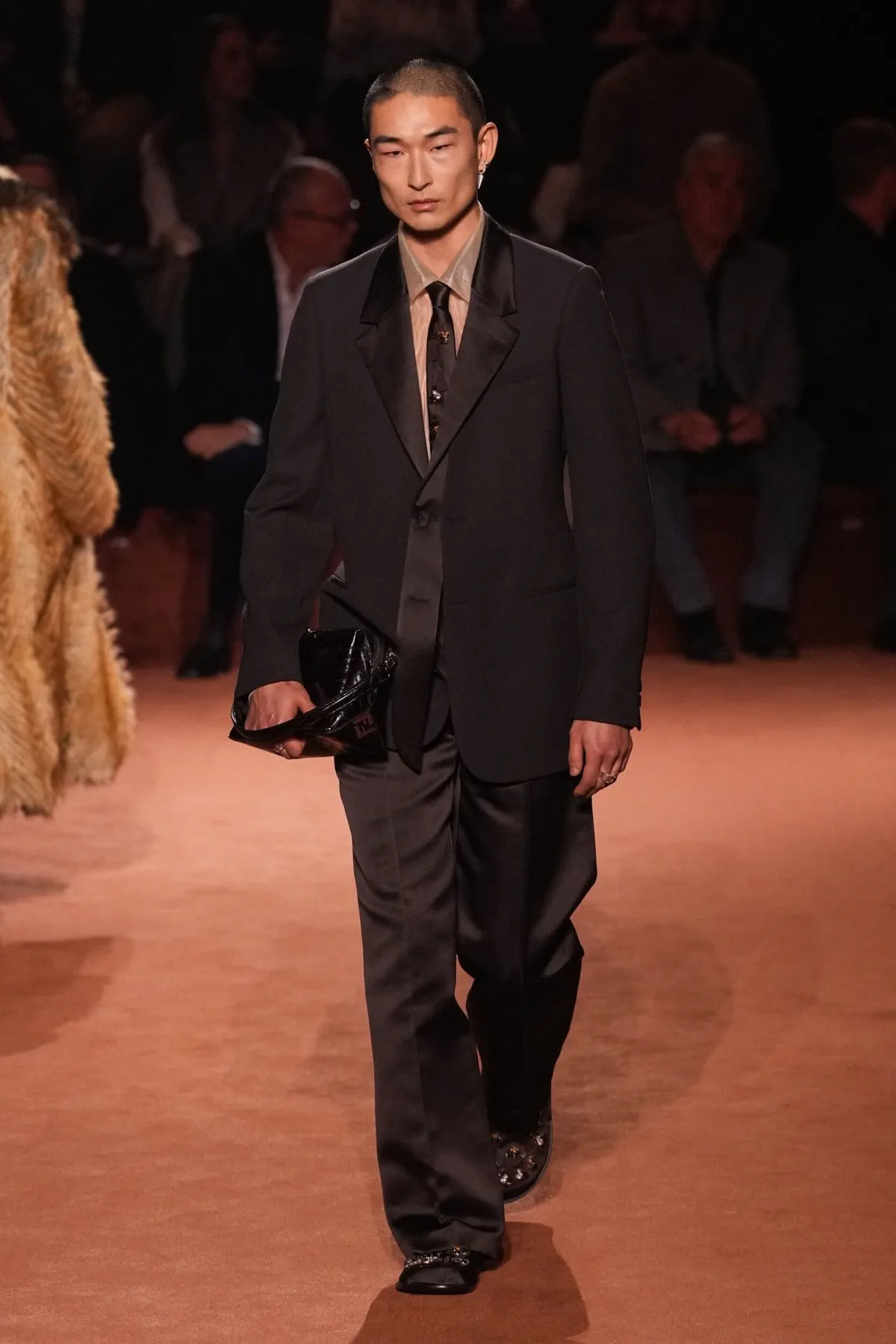 La collection Homme Automne 2025 de Fendi rend hommage à un siècle de savoir-faire artisanal avec une modernité audacieuse