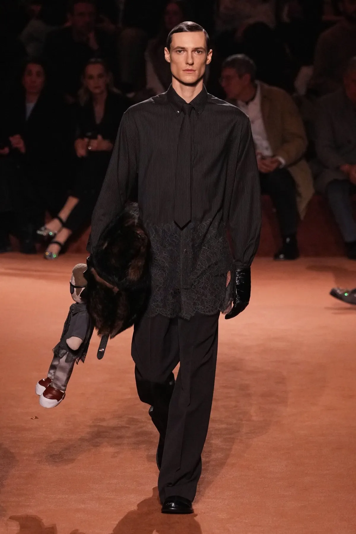 La collection Homme Automne 2025 de Fendi rend hommage à un siècle de savoir-faire artisanal avec une modernité audacieuse