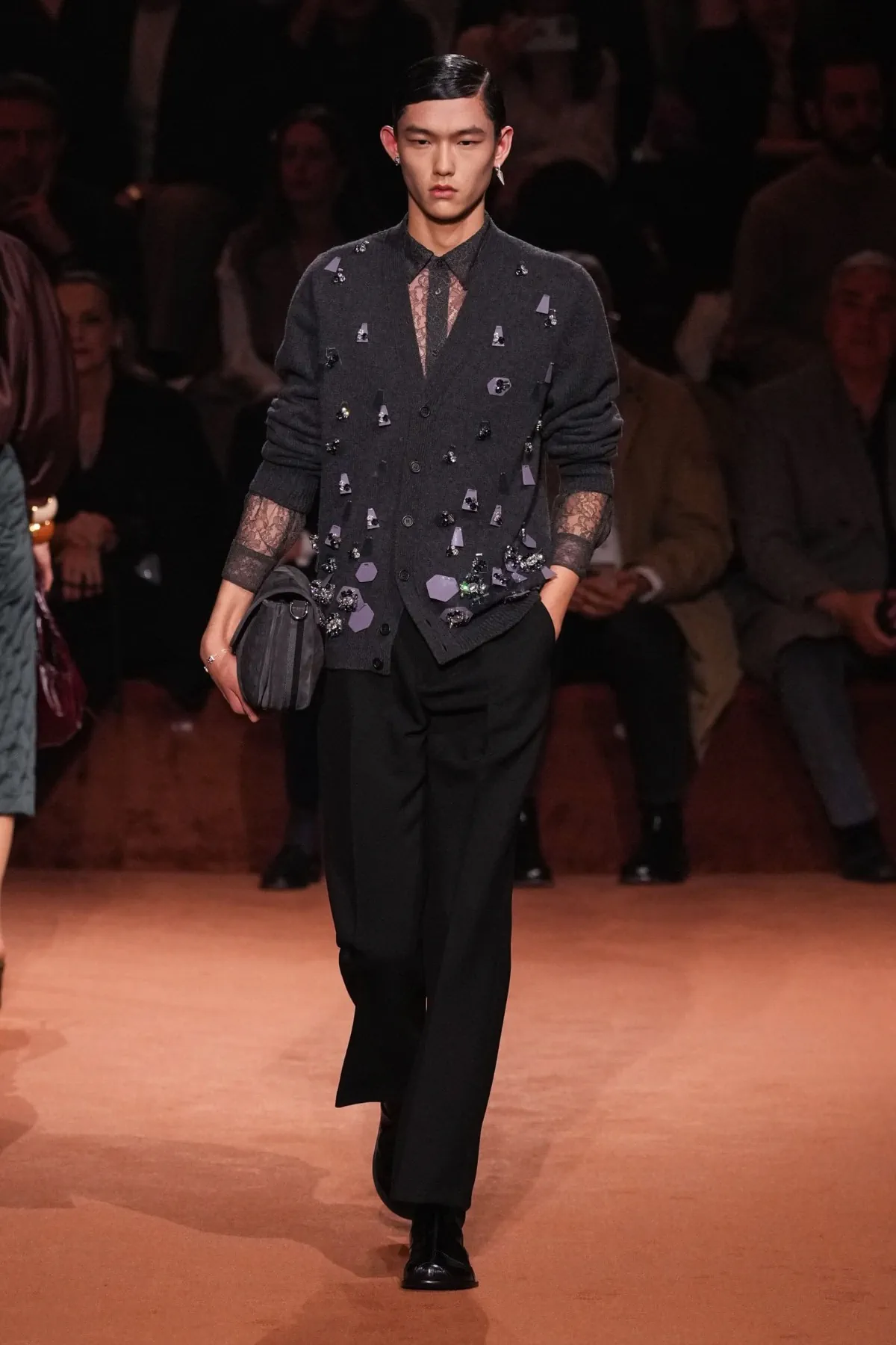 La collection Homme Automne 2025 de Fendi rend hommage à un siècle de savoir-faire artisanal avec une modernité audacieuse