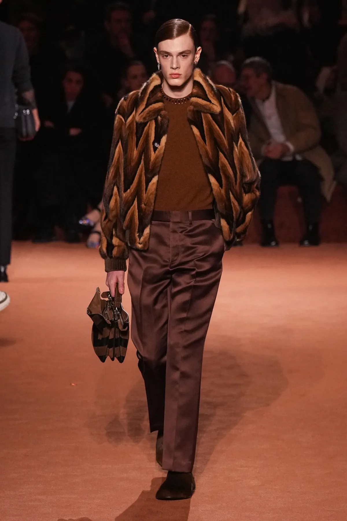 La collection Homme Automne 2025 de Fendi rend hommage à un siècle de savoir-faire artisanal avec une modernité audacieuse