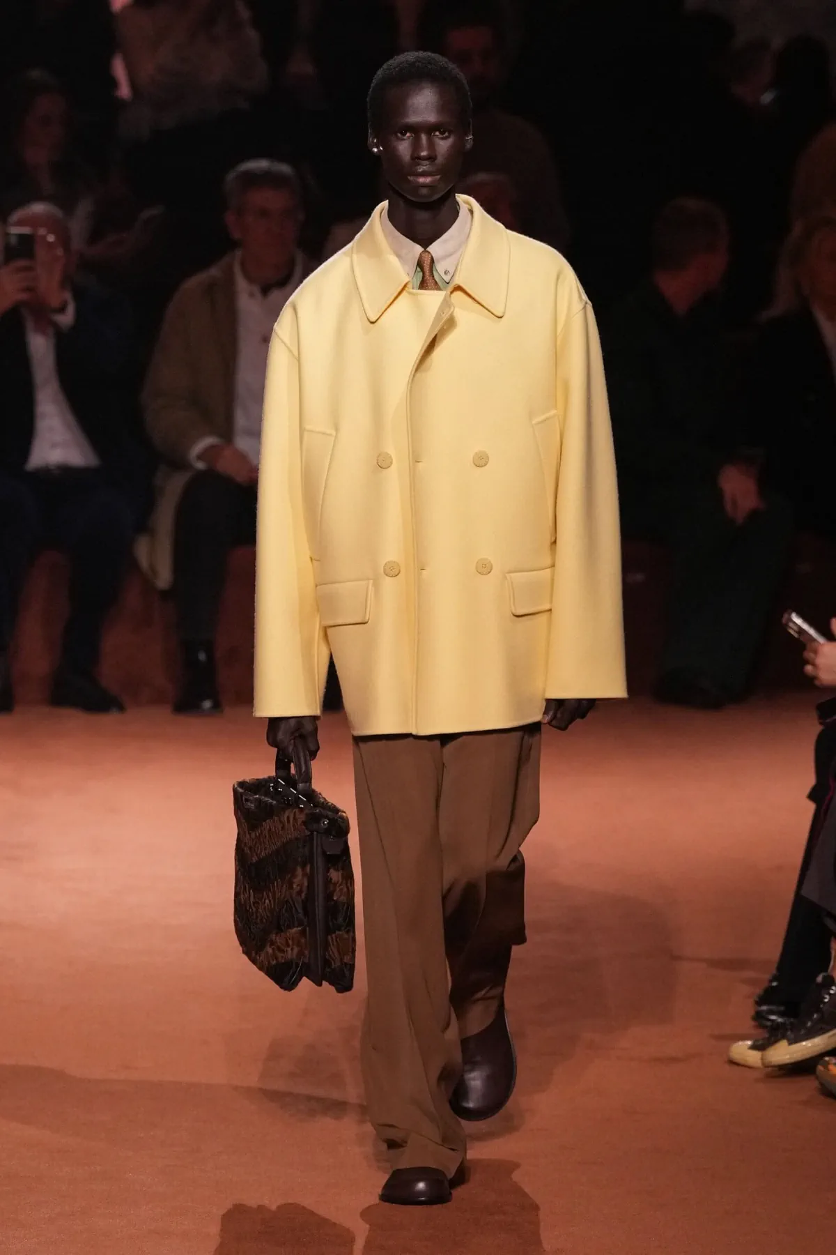 La collection Homme Automne 2025 de Fendi rend hommage à un siècle de savoir-faire artisanal avec une modernité audacieuse