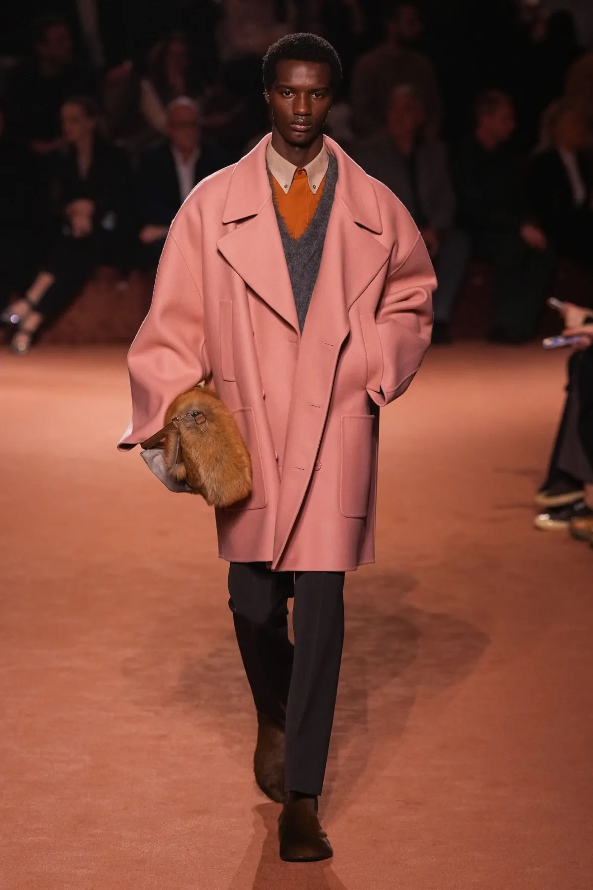 La collection Homme Automne 2025 de Fendi rend hommage à un siècle de savoir-faire artisanal avec une modernité audacieuse