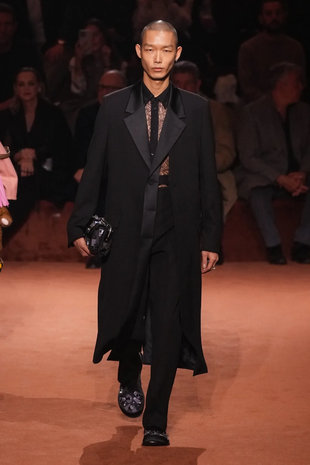 La collection Homme Automne 2025 de Fendi rend hommage à un siècle de savoir-faire artisanal avec une modernité audacieuse