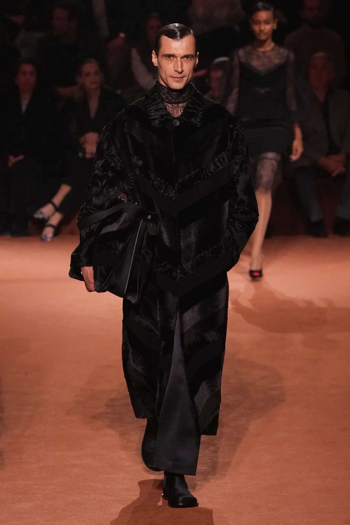 La collection Homme Automne 2025 de Fendi rend hommage à un siècle de savoir-faire artisanal avec une modernité audacieuse