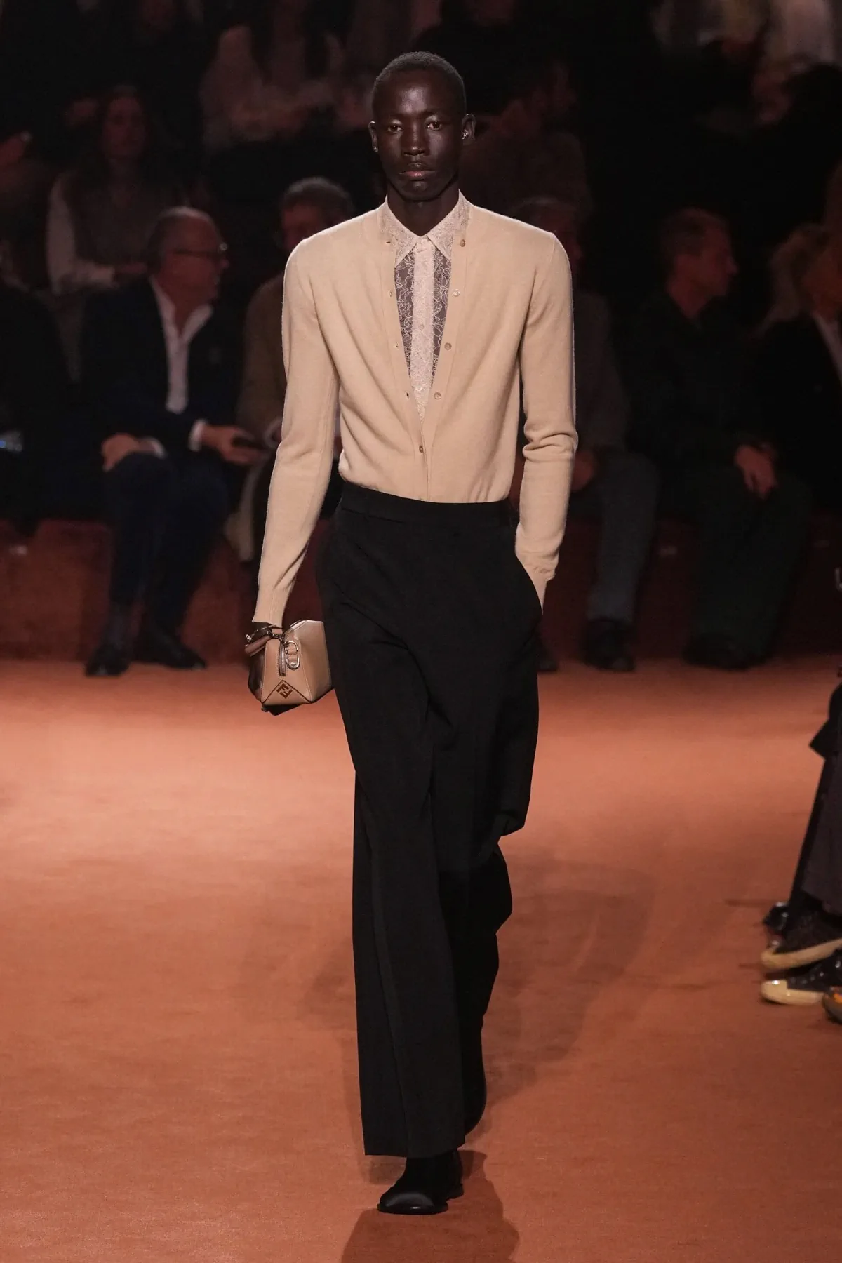 La collection Homme Automne 2025 de Fendi rend hommage à un siècle de savoir-faire artisanal avec une modernité audacieuse