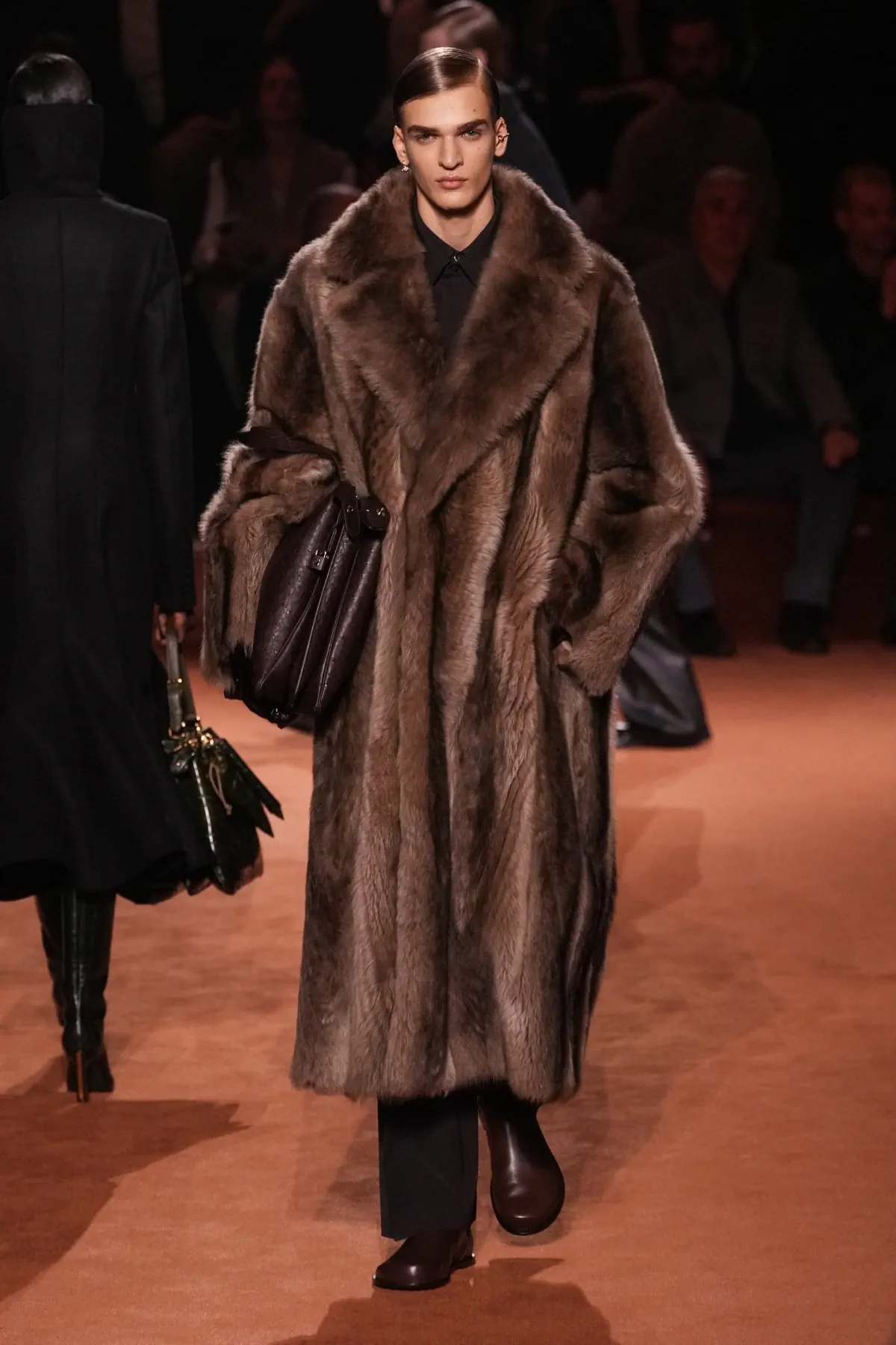 La collection Homme Automne 2025 de Fendi rend hommage à un siècle de savoir-faire artisanal avec une modernité audacieuse