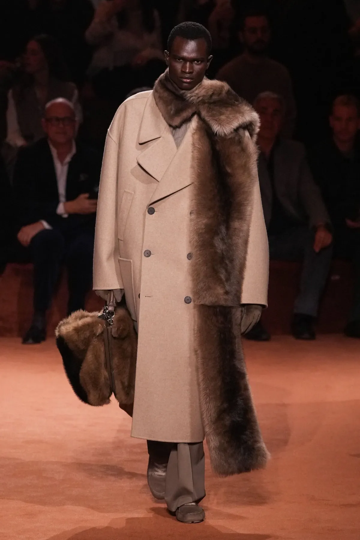La collection Homme Automne 2025 de Fendi rend hommage à un siècle de savoir-faire artisanal avec une modernité audacieuse