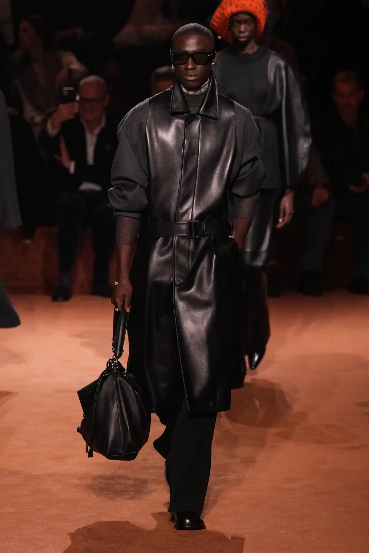 La collection Homme Automne 2025 de Fendi rend hommage à un siècle de savoir-faire artisanal avec une modernité audacieuse