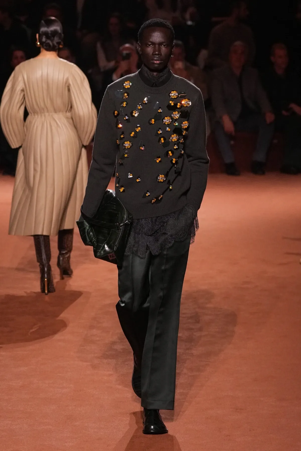 La collection Homme Automne 2025 de Fendi rend hommage à un siècle de savoir-faire artisanal avec une modernité audacieuse