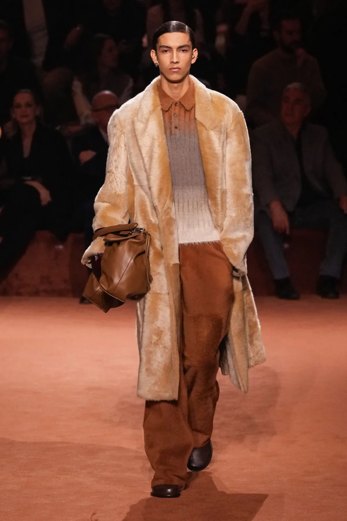 La collection Homme Automne 2025 de Fendi rend hommage à un siècle de savoir-faire artisanal avec une modernité audacieuse