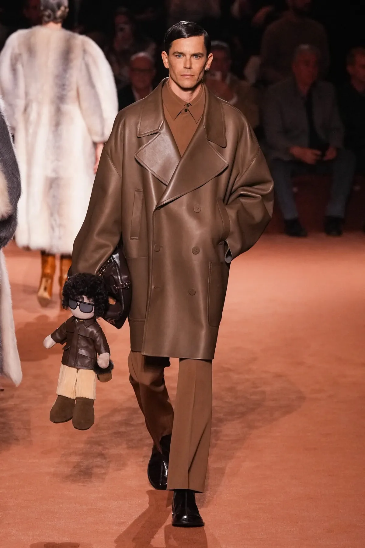 La collection Homme Automne 2025 de Fendi rend hommage à un siècle de savoir-faire artisanal avec une modernité audacieuse