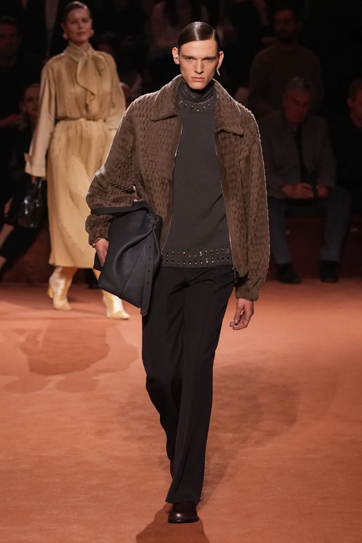 La collection Homme Automne 2025 de Fendi rend hommage à un siècle de savoir-faire artisanal avec une modernité audacieuse