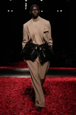 Ferragamo Fall Winter 2025 Milan Fashion Week 1 Ferraramo Automne 2025 : drame discret et élégance fonctionnelle