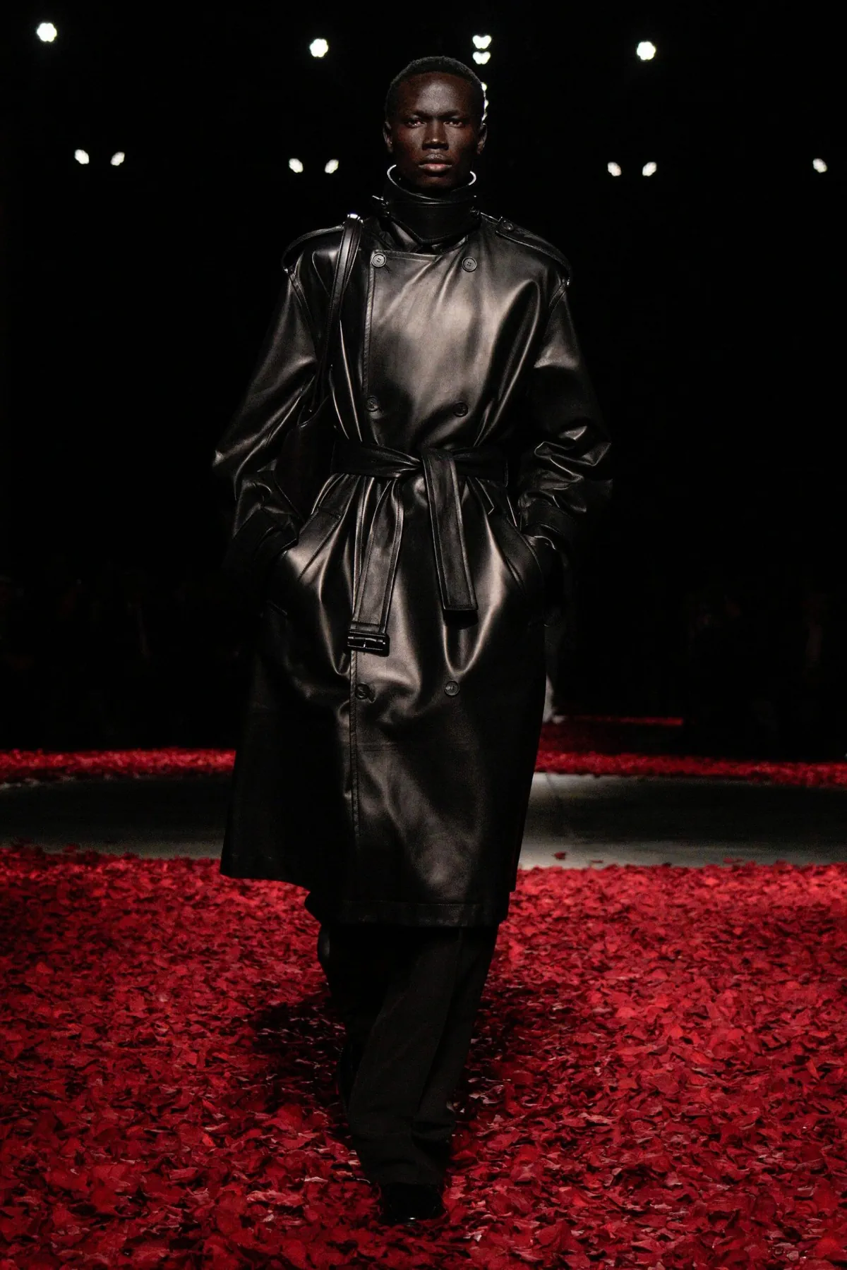 Ferragamo Automne 2025 : drame discret et élégance fonctionnelle