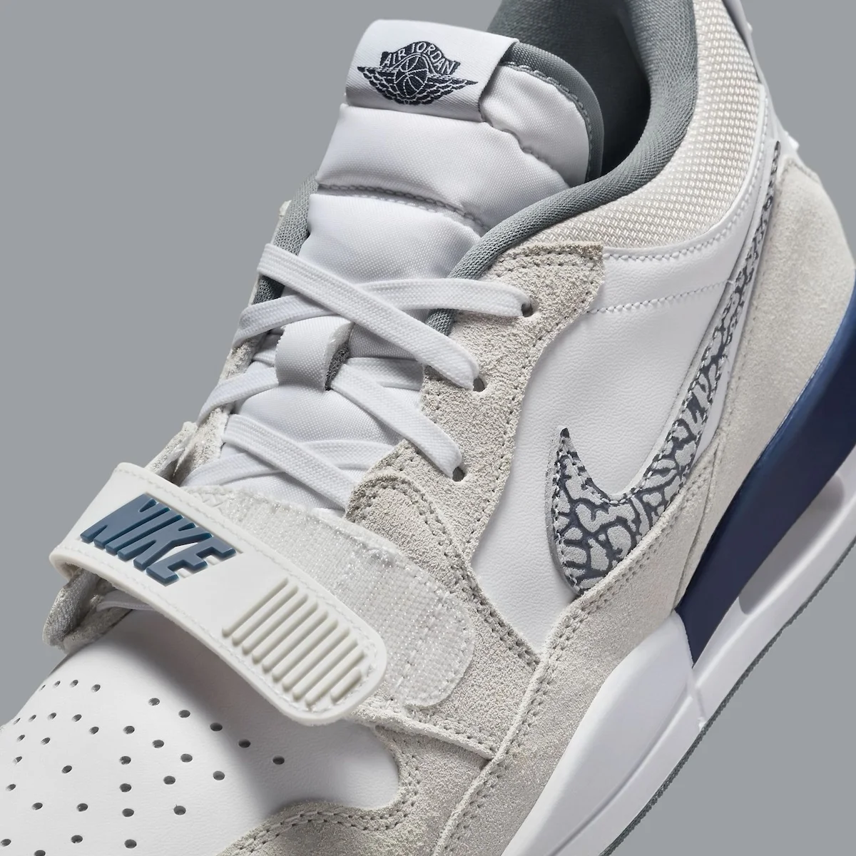 La Jordan Legacy 312 Low « Midnight Navy » s'inspire des éléments esthétiques de l'AJ3