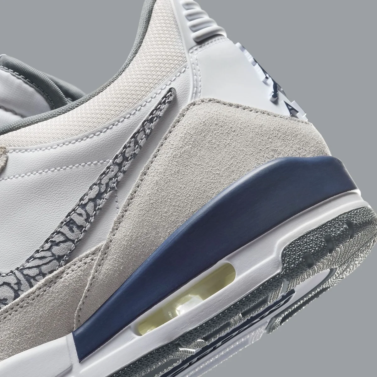 La Jordan Legacy 312 Low « Midnight Navy » s'inspire des éléments esthétiques de l'AJ3