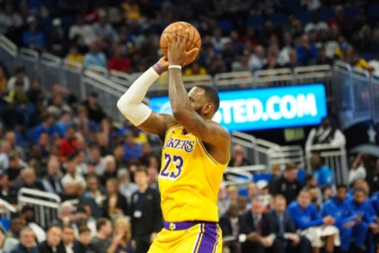 LeBron James entre dans l'histoire de la NBA en devenant le premier joueur à atteindre les 50 000 points en carrière