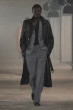 Ludovic de Saint Sernin Fall Winter 2025 Paris Fashion Week 1 Pour l'automne 2025, Ludovic de Saint Sernin explore le pouvoir, la sensualité et le kink au bureau