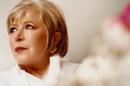 Marianne Faithfull brille de mille feux dans sa dernière sortie, « Burning Moonlight »