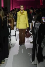 Marni Fall Winter 2025 Milan Fashion Week 1 Pour l'automne 2025, Marni apporte art et rébellion dans un cabaret de couleurs