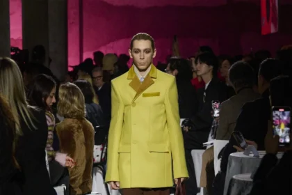 Pour l'automne 2025, Marni apporte art et rébellion dans un cabaret de couleurs