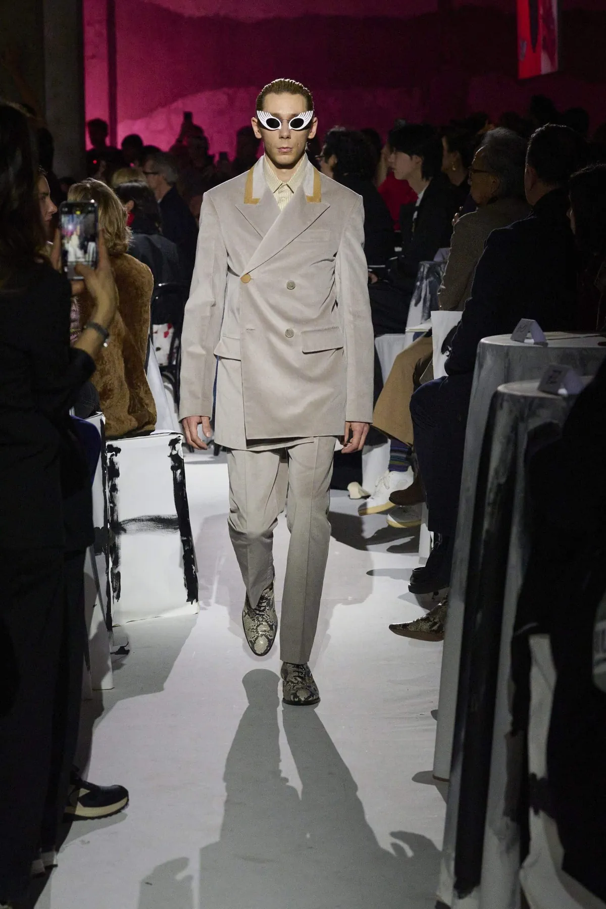 Pour l'automne 2025, Marni apporte art et rébellion dans un cabaret de couleurs