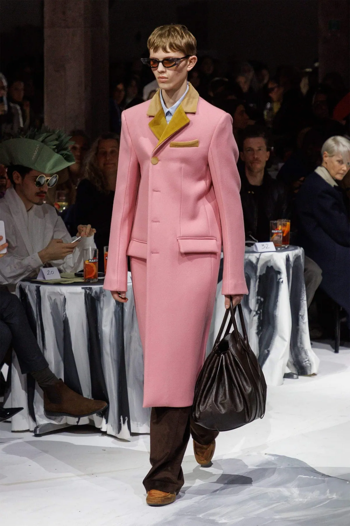 Pour l'automne 2025, Marni apporte art et rébellion dans un cabaret de couleurs