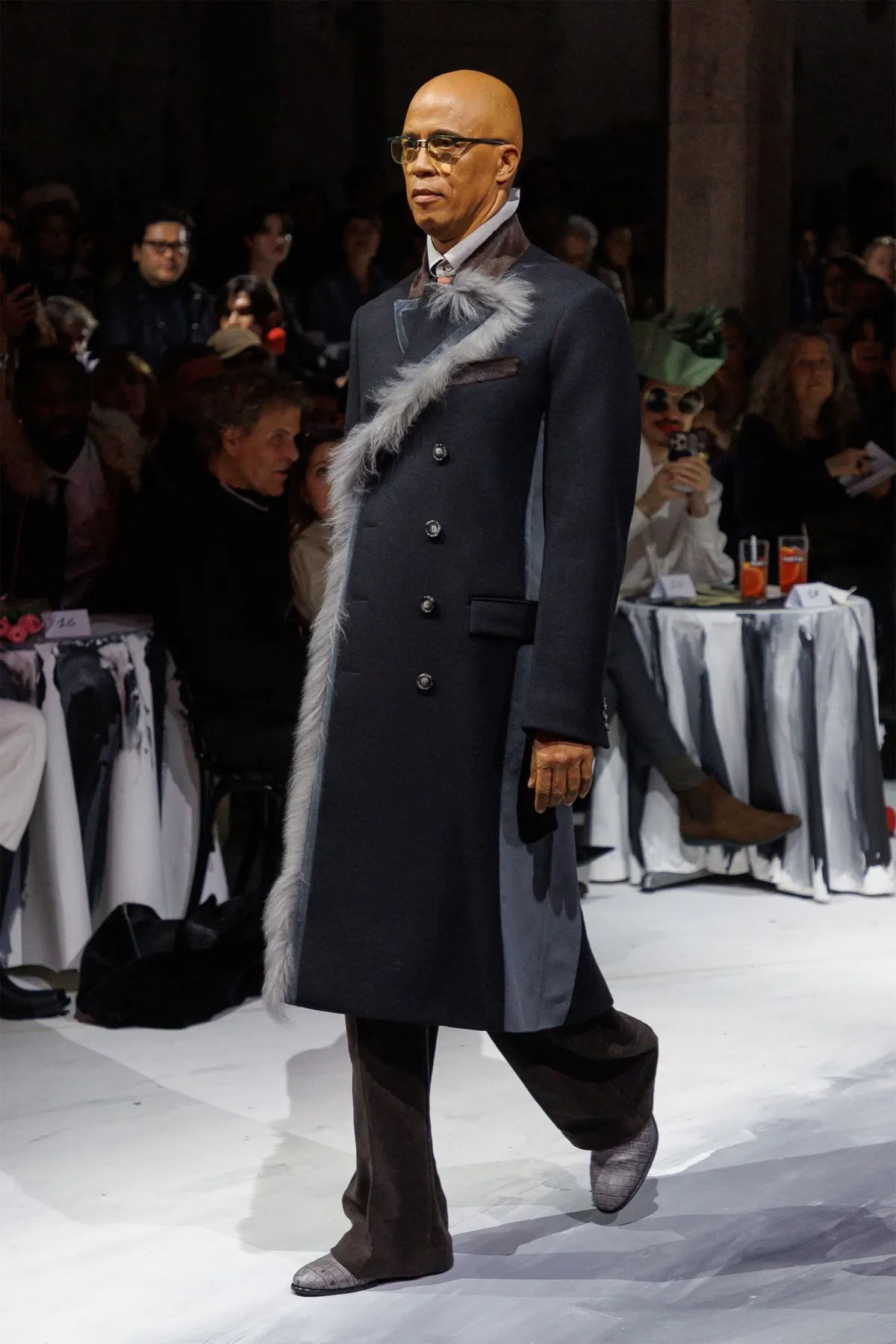 Pour l'automne 2025, Marni apporte art et rébellion dans un cabaret de couleurs