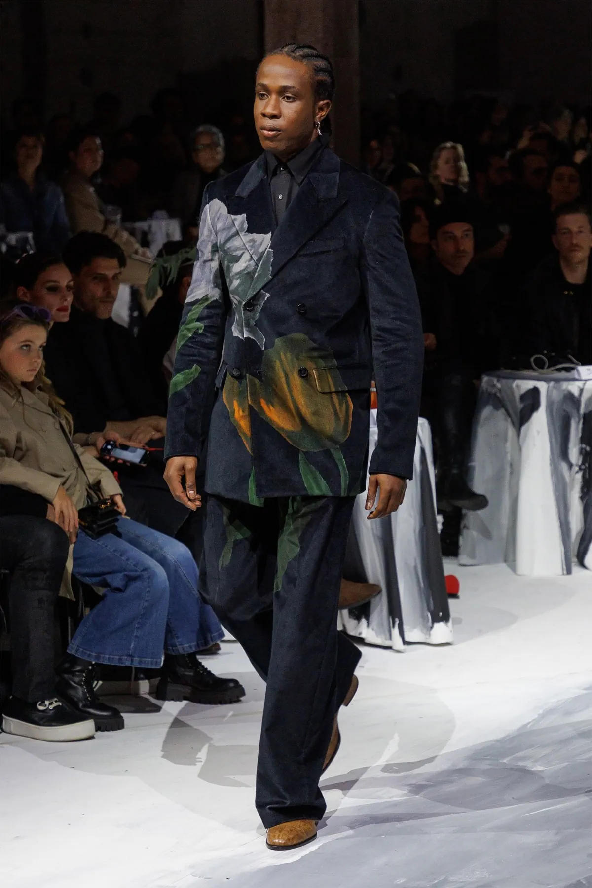 Pour l'automne 2025, Marni apporte art et rébellion dans un cabaret de couleurs