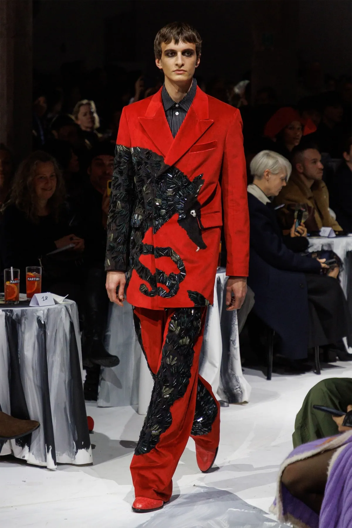 Pour l'automne 2025, Marni apporte art et rébellion dans un cabaret de couleurs