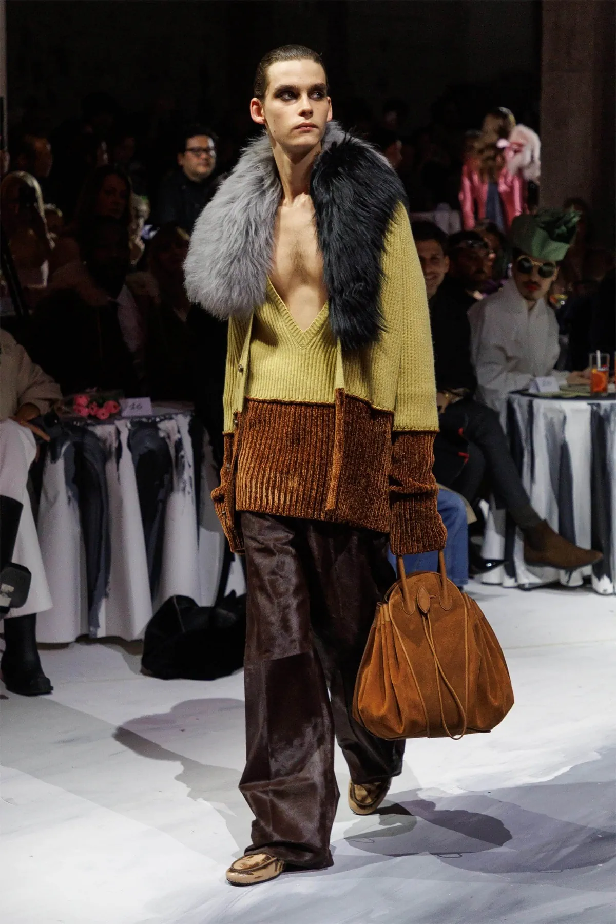 Pour l'automne 2025, Marni apporte art et rébellion dans un cabaret de couleurs