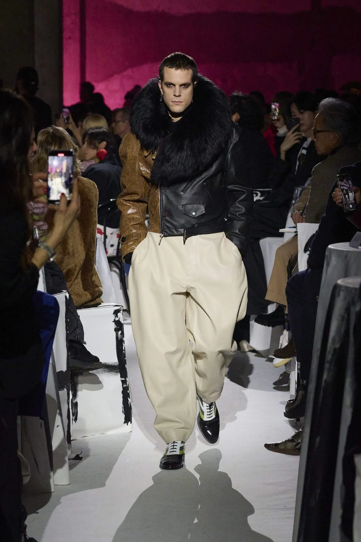 Pour l'automne 2025, Marni apporte art et rébellion dans un cabaret de couleurs