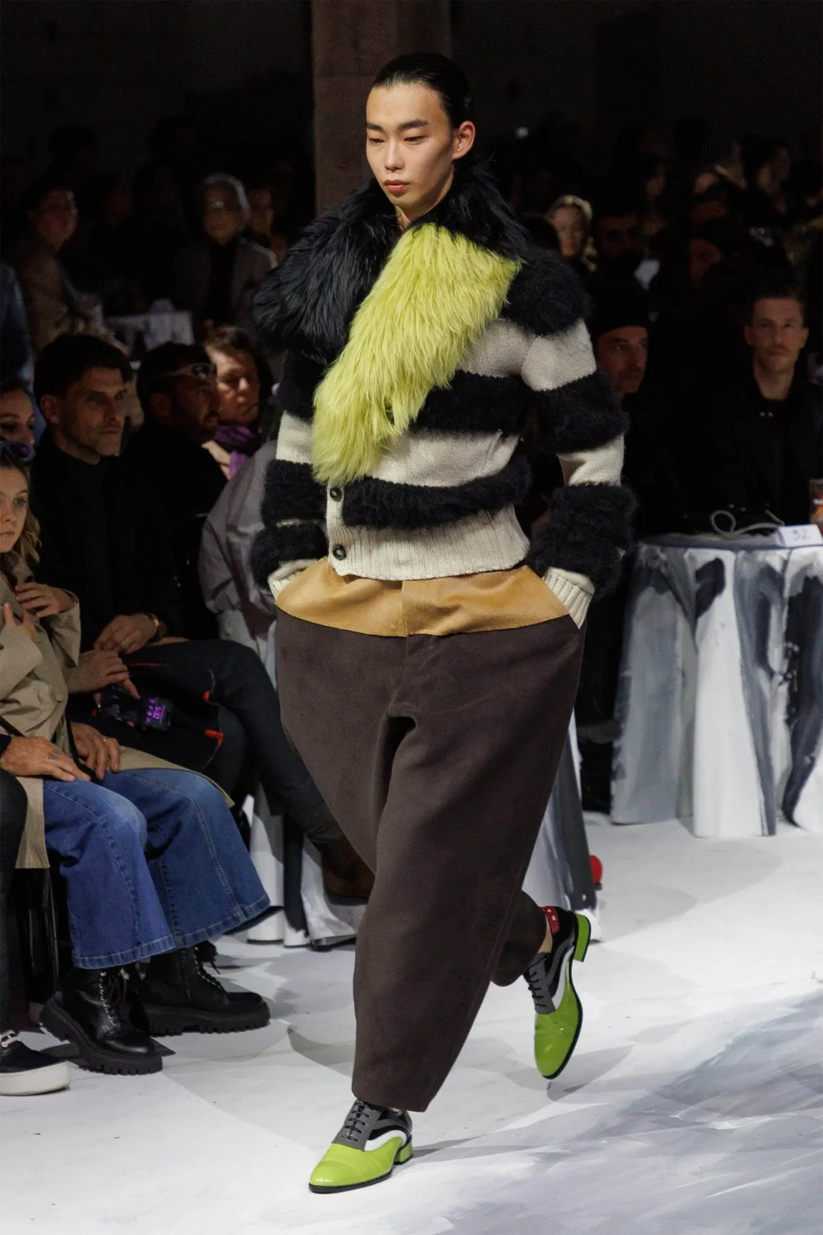 Pour l'automne 2025, Marni apporte art et rébellion dans un cabaret de couleurs