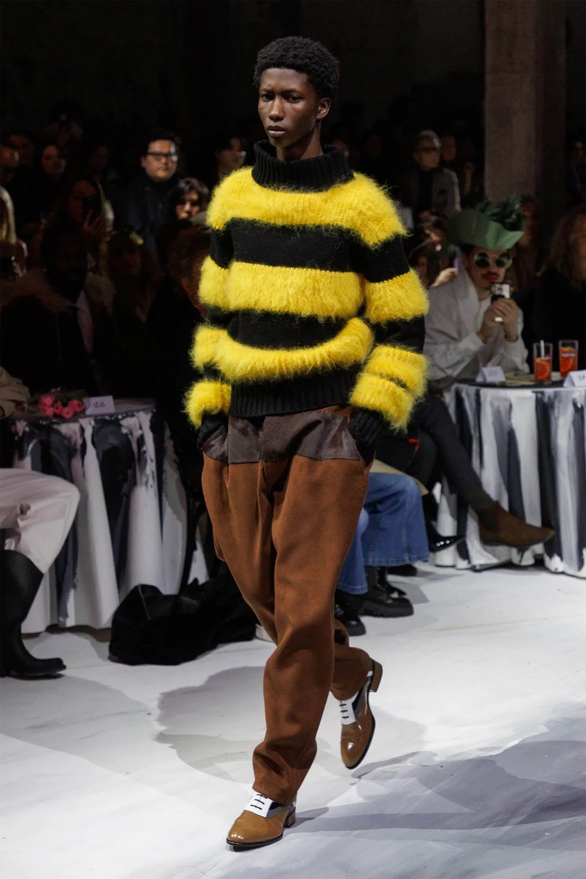 Pour l'automne 2025, Marni apporte art et rébellion dans un cabaret de couleurs