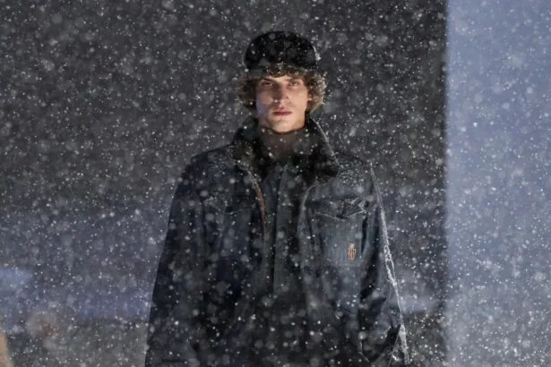 Pour l'automne 2025, Moncler Grenoble réinvente l’élégance technique en haute montagne