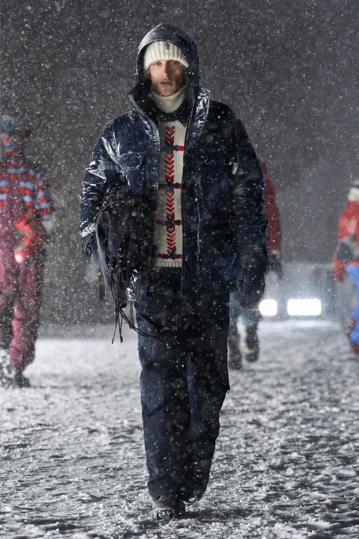Pour l'automne 2025, Moncler Grenoble réinvente l’élégance technique en haute montagne