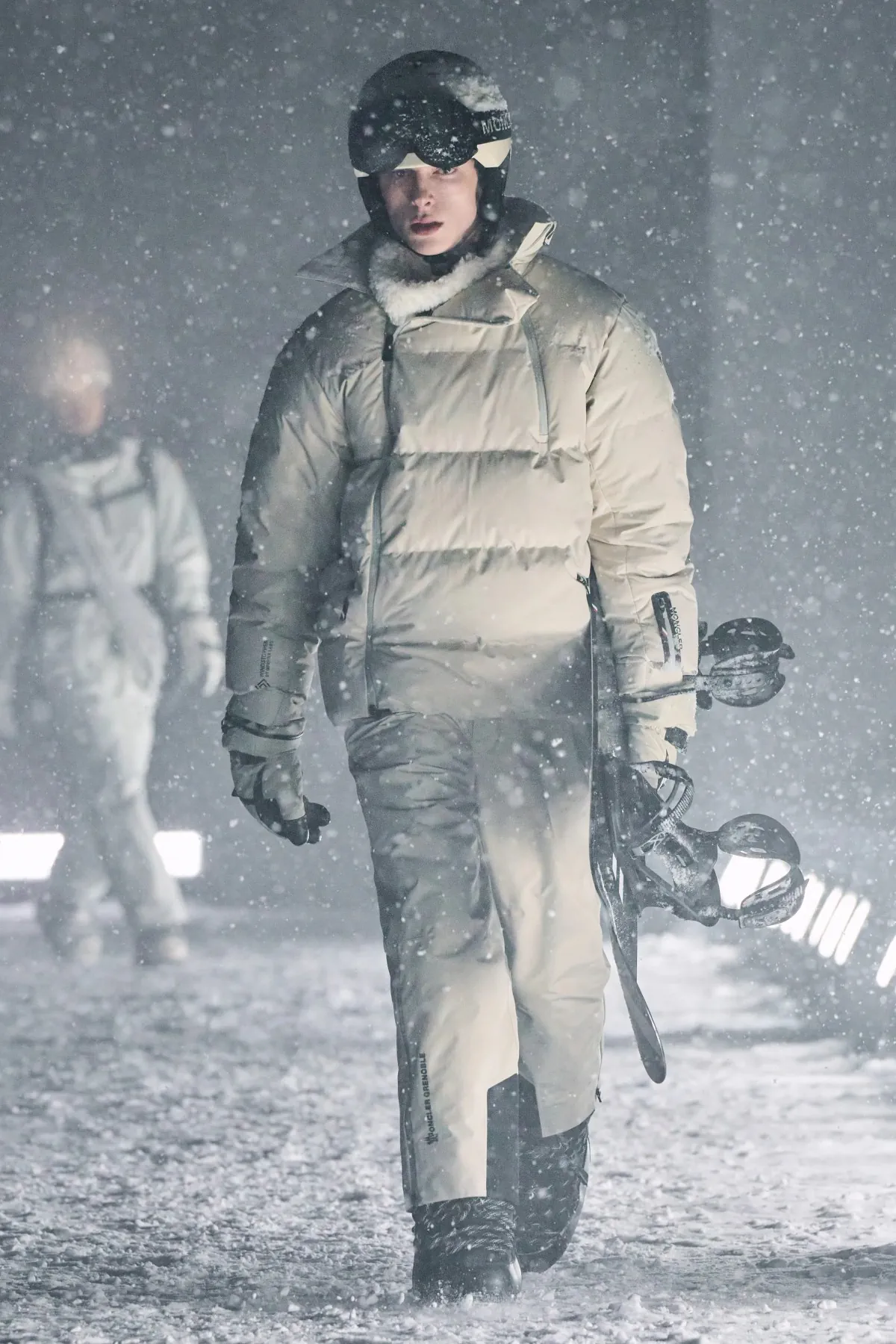 Pour l'automne 2025, Moncler Grenoble réinvente l’élégance technique en haute montagne