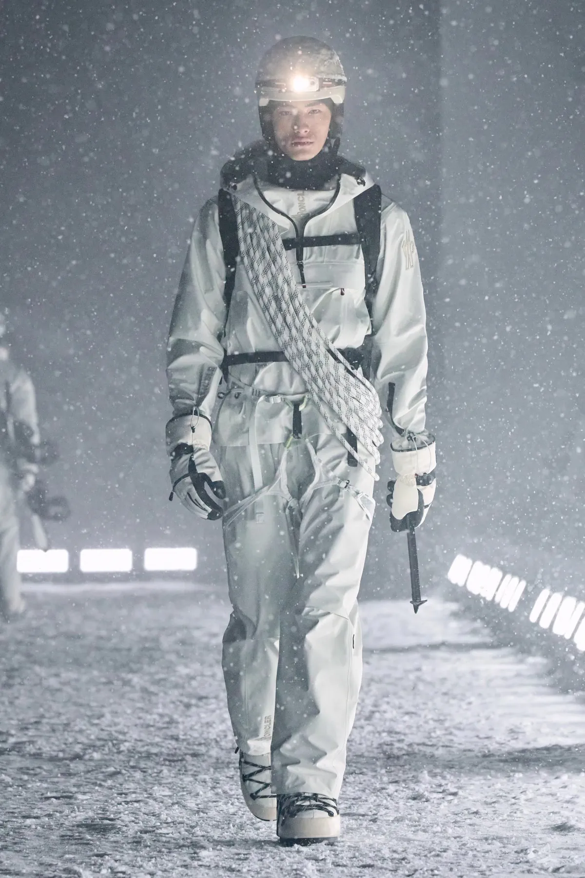Pour l'automne 2025, Moncler Grenoble réinvente l’élégance technique en haute montagne