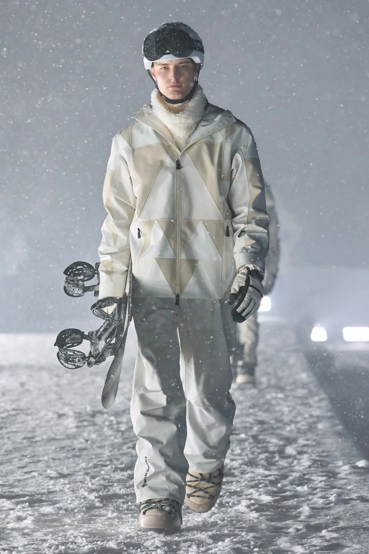 Pour l'automne 2025, Moncler Grenoble réinvente l’élégance technique en haute montagne
