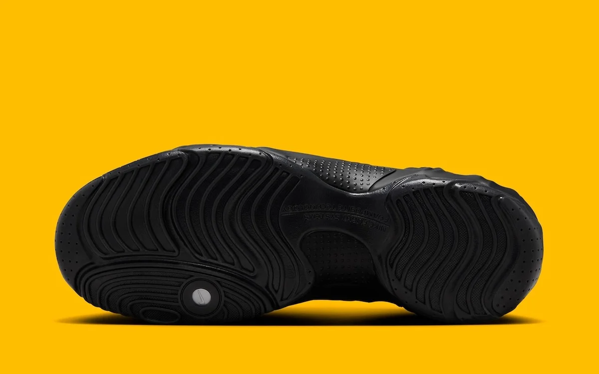 La Nike Air Flightposite One « Triple Black » revient avec un look élégant entièrement noir