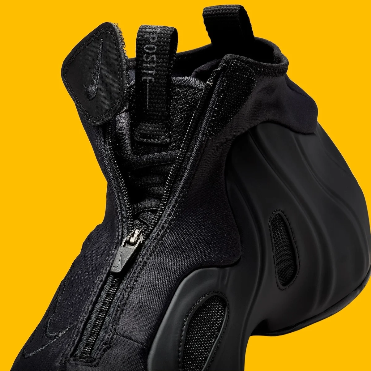 La Nike Air Flightposite One « Triple Black » revient avec un look élégant entièrement noir