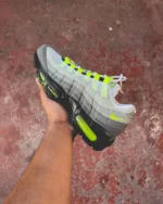 Les images officielles de la Nike Air Max 95 « Neon » dévoilées