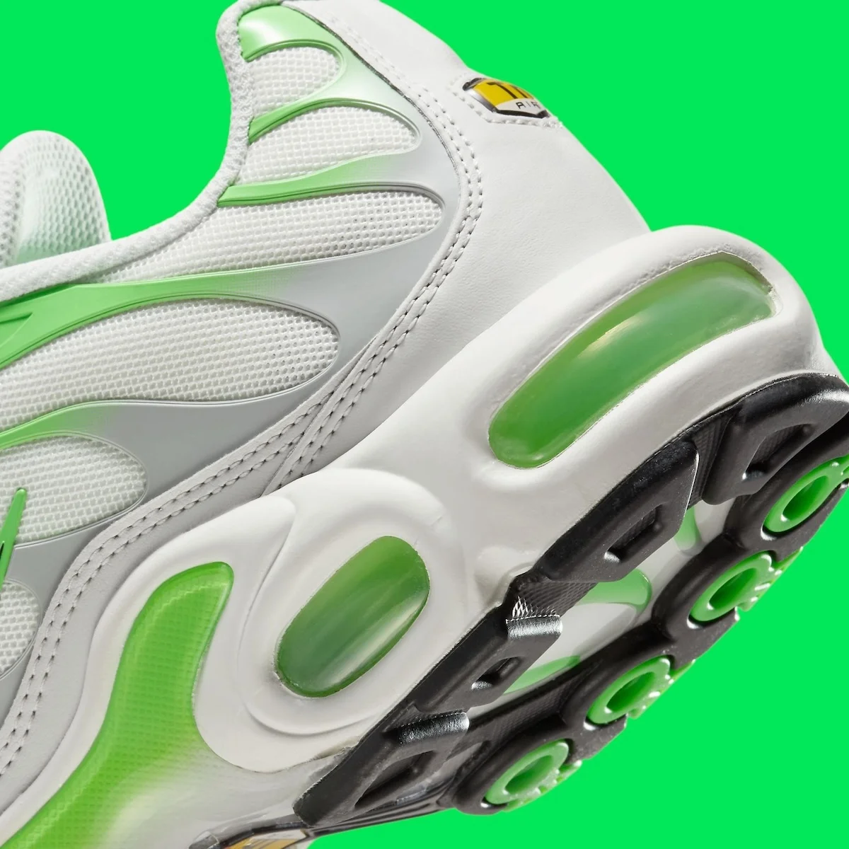 La Nike Air Max Plus « Green Strike » arrive avec un nouveau design dégradé pour l'été