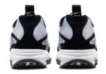 La Nike Air Max Sunder « Panda » offre à la silhouette classique un relooking monochrome