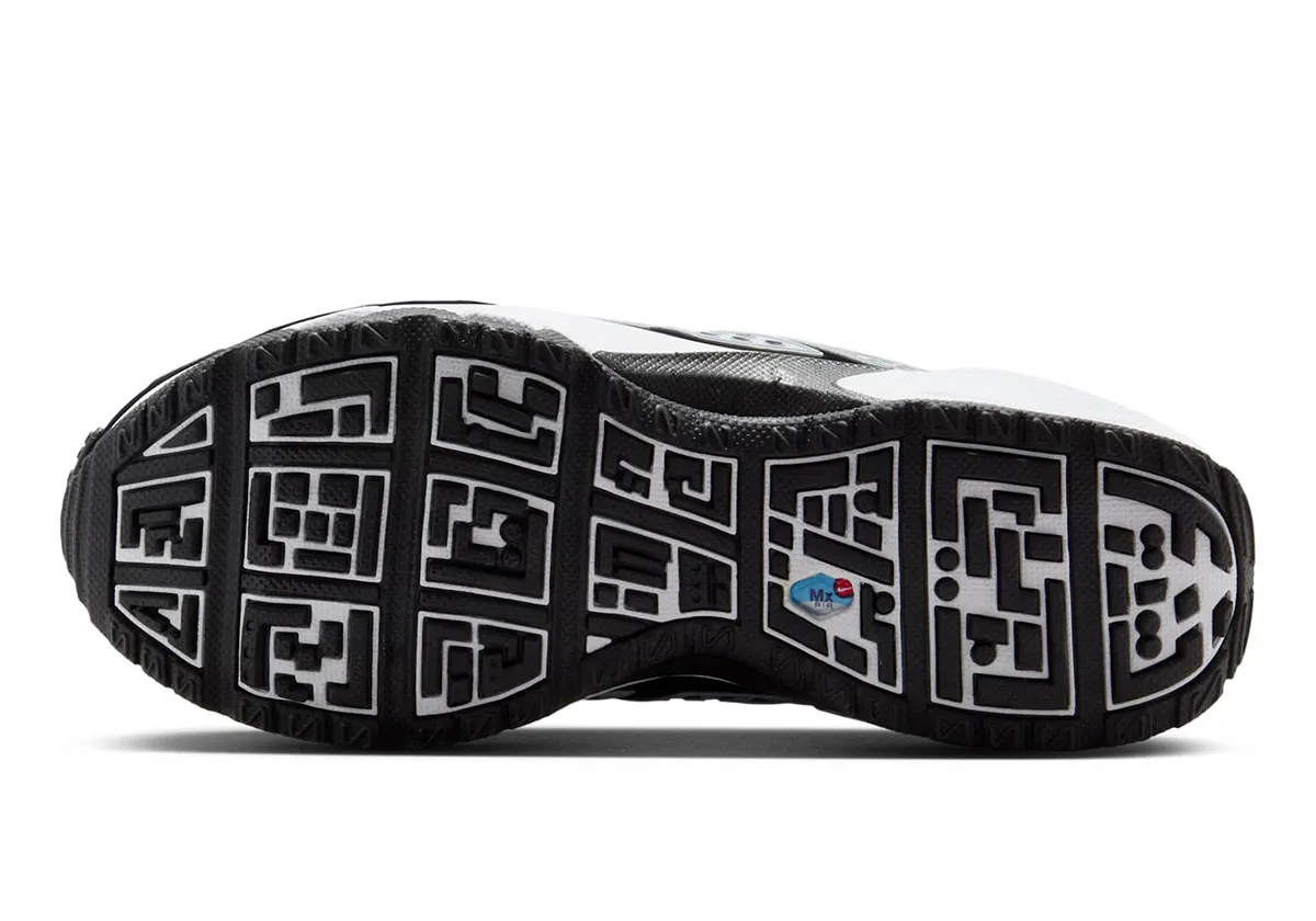 La Nike Air Max Sunder « Panda » offre à la silhouette classique un relooking monochrome