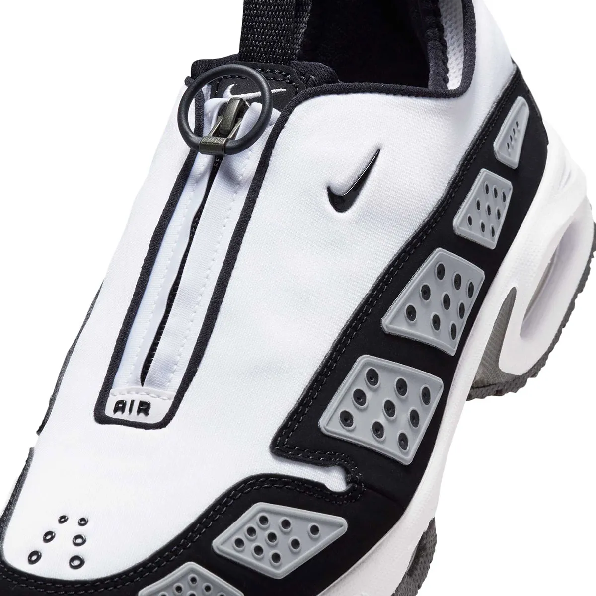 La Nike Air Max Sunder « Panda » offre à la silhouette classique un relooking monochrome