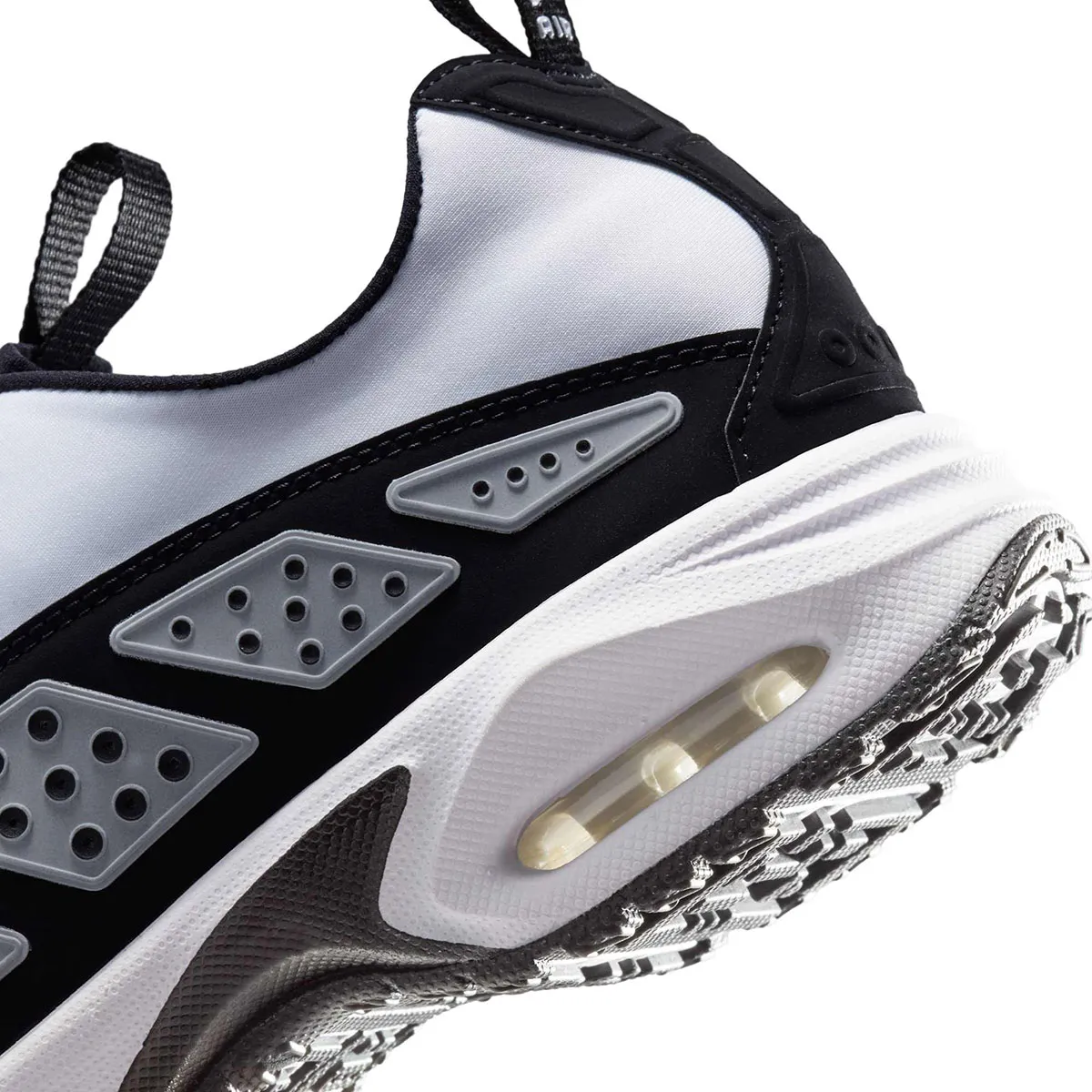 La Nike Air Max Sunder « Panda » offre à la silhouette classique un relooking monochrome