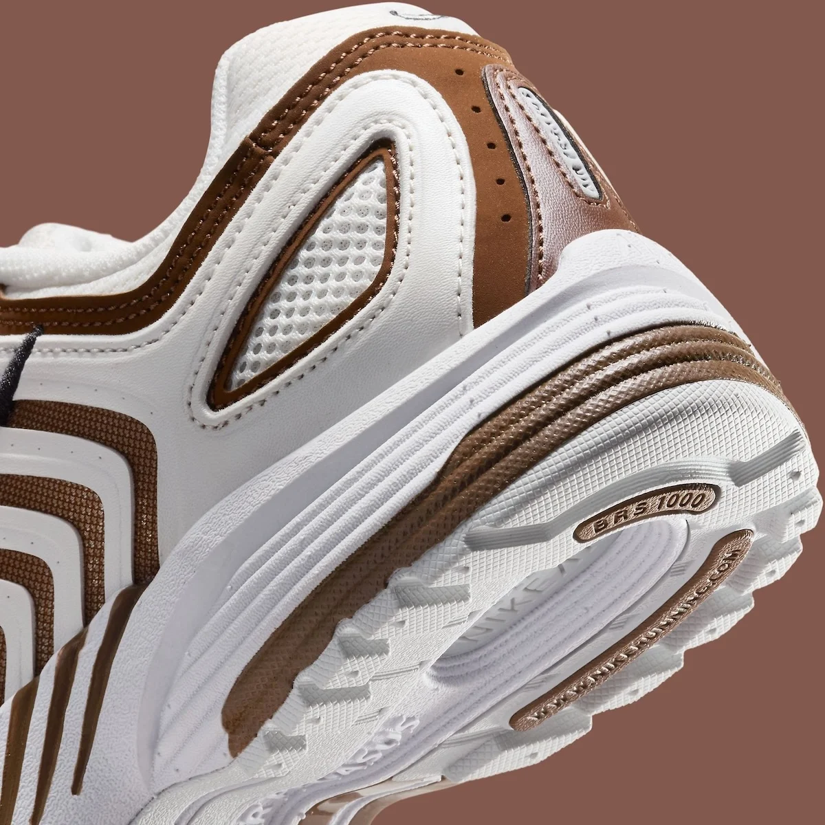 La Nike Air Pegasus 2K5 « Coffee Craze » offre d'élégantes nuances de marron pour l'été