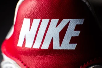Les résultats de Nike pour le troisième trimestre fiscal de l'exercice 2025 montrent des signes de reprise, malgré une baisse de son chiffre d'affaires