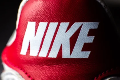 Les résultats de Nike pour le troisième trimestre fiscal de l'exercice 2025 montrent des signes de reprise, malgré une baisse de son chiffre d'affaires